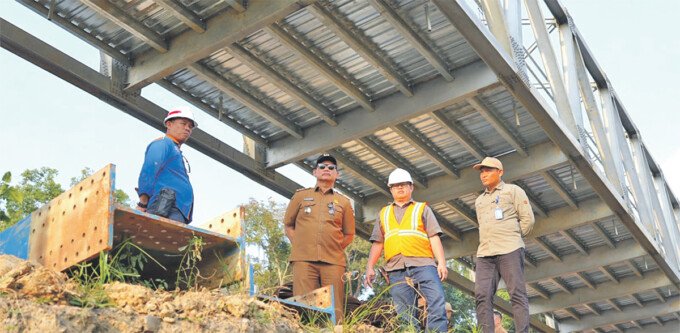 Bupati Barito Utara H Shalahuddin ST MT bersama rombongan saat melakukan peninjauan Progres Pembangunan Jembatan Lahei, Selasa (11/8).