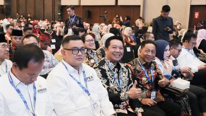 Wakil Bupati Barito Utara, Felix Sonadie Y Tingan bersama Ketua GOW, Mira Apriyantinada, dan jajaran kepala OPD menghadiri pembukaan APKASI Otonomi Expo (AOE) 2026 di ICE BSD, Tangerang Selatan, Kamis (27/8).
