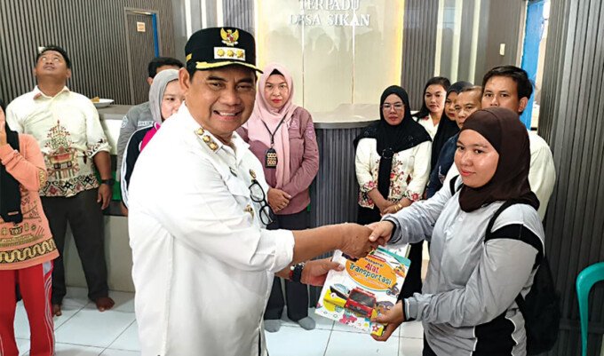Barito Utara Bupati Barito Utara secara simbolis menyerahkan Bantuan Buku Interaktif sebagai bagian dari Program Penunjang Literasi Belajar untuk PAUD, TK, dan Kelompok Bermain kepada perwakilan guru di Kantor Desa Sikan, Kecamatan Montallat, Jumat (31/7).