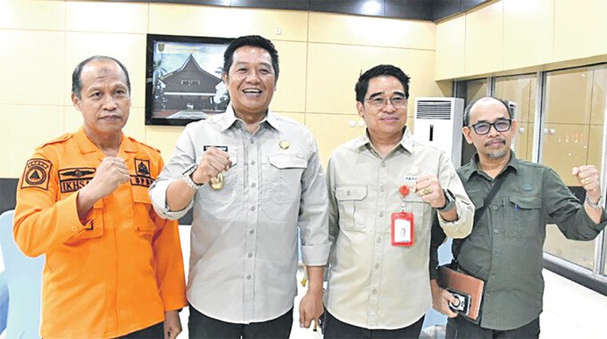 Barito Utara2 Kepala BPBD Barito Utara HM Ikhsan, Wakil Bupati Barito Utara Felix Sonadie Y Tingan A Md, Kepala Dinas Kesehatan Barito Utara Simamoraturahman, dan Kepala Dinas Perkebunan Barito Utara H Adi Hariyadi saat mengikuti Rapat Koordinasi BNPB bersama dengan Pemerintah Provinsi Kalimantan Tengah di Aula Jayang Tingang, Kantor Gubernur Kalteng, Kamis (30/7).