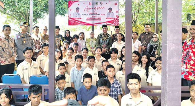 Bupati Barito Utara H Shalahuddin secara simbolis menyerahkan bantuan Tunai kepada perwakilan Pengurus Yayasan pada kegiatan Anjangsana dalam rangka HUT ke-81 Republik Indonesia, Minggu (16/8).