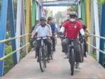 Bupati Batara, H Shalahuddin ST MT bersama wabup Felix Sonadie Y. Tingan A Md, sekda, Muhlis, serta jajaran pemerintah daerah melaksanakan gowes di sekitar pusat Kota Muara Teweh, Jumat (21/8). Bupati Batara, H Shalahuddin ST MT bersama wabup Felix Sonadie Y. Tingan A Md, sekda, Muhlis, serta jajaran pemerintah daerah melaksanakan gowes di sekitar pusat Kota Muara Teweh, Jumat (21/8).