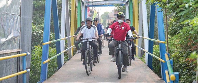 Bupati Batara, H Shalahuddin ST MT bersama wabup Felix Sonadie Y. Tingan A Md, sekda, Muhlis, serta jajaran pemerintah daerah melaksanakan gowes di sekitar pusat Kota Muara Teweh, Jumat (21/8). Bupati Batara, H Shalahuddin ST MT bersama wabup Felix Sonadie Y. Tingan A Md, sekda, Muhlis, serta jajaran pemerintah daerah melaksanakan gowes di sekitar pusat Kota Muara Teweh, Jumat (21/8).