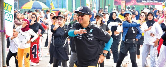 Bupati Barito Utara, H Shalahuddin didampingi jajaran berbaur dengan masyarakat mengikuti senam pagi dan gowes santai pada gelaran Car Free Day, di kawasan Bundaran Buah, Minggu (23/8).