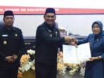 Bupati Barito Utara, H Shalahuddin ST MT menyerahkan berita acara kepada Ketua DPRD Barito Utara, Hj Mery Rukaini saat Rapat Paripurna II Masa Sidang I di Ruang Rapat Utama Gedung DPRD setempat, Kamis (20/8). Bupati Barito Utara, H Shalahuddin ST MT menyerahkan berita acara kepada Ketua DPRD Barito Utara, Hj Mery Rukaini saat Rapat Paripurna II Masa Sidang I di Ruang Rapat Utama Gedung DPRD setempat, Kamis (20/8).