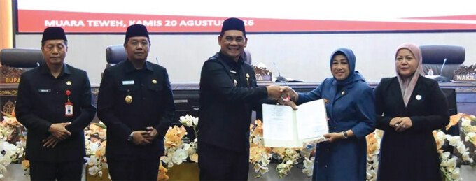Bupati Barito Utara, H Shalahuddin ST MT menyerahkan berita acara kepada Ketua DPRD Barito Utara, Hj Mery Rukaini saat Rapat Paripurna II Masa Sidang I di Ruang Rapat Utama Gedung DPRD setempat, Kamis (20/8). Bupati Barito Utara, H Shalahuddin ST MT menyerahkan berita acara kepada Ketua DPRD Barito Utara, Hj Mery Rukaini saat Rapat Paripurna II Masa Sidang I di Ruang Rapat Utama Gedung DPRD setempat, Kamis (20/8).