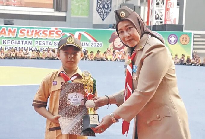 Ketua Kwarcab Gerakan Pramuka Kabupaten Barito Utara, Hj Maya Savitri, menutup resmi Pesta Siaga 2026, di Arena Terbuka Tiara Batara, Muara Teweh, Senin (24/8).