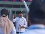 Bupati Barito Utara, H Shalahuddin ST MT memimpin apel pagi, di Halaman Rumah Sakit Umum Daerah (RSUD) Barito Utara, belum lama ini. Bupati Barito Utara, H Shalahuddin ST MT memimpin apel pagi, di Halaman Rumah Sakit Umum Daerah (RSUD) Barito Utara, belum lama ini.