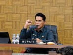 Barito Utara Bupati Barito Utara H Shalahuddin ST MT saat memimpin Rapat Koordinasi SPAM PDAM didampingi Wakil Bupati Barito Utara Felix Sonadie Y Tingan A Md dan Sekertaris Daerah Drs Muhlis di Ruang Rapat A Setda, Kamis (30/7). Rakor tersebut berfokus pada target perbaikan infrastruktur dan penambahan kapasitas air bersih.