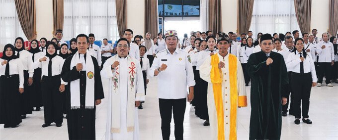 Wakil Bupati Barito Utara Felix Sonadie Y Tingan A Md bersama jajaran dan tokoh agama foto bersama dalam acara peresmian dan pengambilan sumpah janji 31 Anggota BPD PAW di Aula Dinas Lingkungan Hidup, Rabu (29/7).