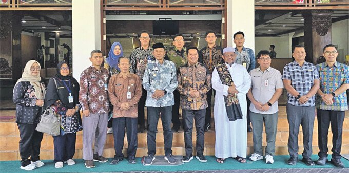 Barito Utara2 Wakil Bupati Barito Utara Felix Sonadie Y Tingan A Md saat kunjungan ke Kabupaten Bantul dan disambut langsung oleh Wakil Bupati Bantul, H Aris Suharyanta di ruang kerjanya, Kamis (6/8).