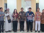 Barito Utara2 Penyerahan Cindera Mata oleh Wakil Bupati Barito Utara Felix Sonadie Y Tingan A Md kepada Bupati Kulon Progo, adalah Dr H R Agung Setyawan ST MSc MM pada agenda Kaji Tiru Pemerintah Kabupaten Barito Utara ke Pemerintah Kabupaten Kulon Progo. Acara tersebut dilanjutkan dialog antara Wakil Bupati Felix dan Wakil Bupati Kulon Progo, Ambar Purwoko A Md di ruang Kerjanya, Jumat (7/8).