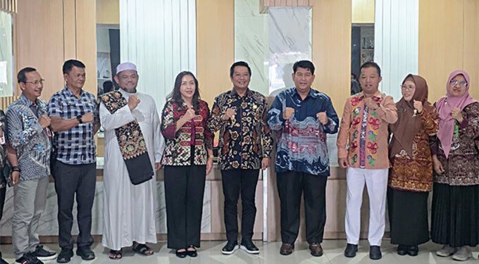 Penyerahan Cindera Mata oleh Wakil Bupati Barito Utara Felix Sonadie Y Tingan A Md kepada Bupati Kulon Progo, adalah Dr H R Agung Setyawan ST MSc MM pada agenda Kaji Tiru Pemerintah Kabupaten Barito Utara ke Pemerintah Kabupaten Kulon Progo. Acara tersebut dilanjutkan dialog antara Wakil Bupati Felix dan Wakil Bupati Kulon Progo, Ambar Purwoko A Md di ruang Kerjanya, Jumat (7/8).