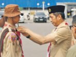 Sekretaris Daerah Batara Drs Muhlis saat menyematkan Topi Lapangan Pramuka sebagai simbol Melepas Pramuka Kontingen Barito Utara untuk mengikuti Jambore Nasional XII di Cibubur. Pelepasan tersebut dilakukan di Halaman Kantor Bupati Barito Utara, Minggu (9/8). Sekretaris Daerah Batara Drs Muhlis saat menyematkan Topi Lapangan Pramuka sebagai simbol Melepas Pramuka Kontingen Barito Utara untuk mengikuti Jambore Nasional XII di Cibubur. Pelepasan tersebut dilakukan di Halaman Kantor Bupati Barito Utara, Minggu (9/8).