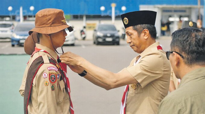 Sekretaris Daerah Batara Drs Muhlis saat menyematkan Topi Lapangan Pramuka sebagai simbol Melepas Pramuka Kontingen Barito Utara untuk mengikuti Jambore Nasional XII di Cibubur. Pelepasan tersebut dilakukan di Halaman Kantor Bupati Barito Utara, Minggu (9/8). Sekretaris Daerah Batara Drs Muhlis saat menyematkan Topi Lapangan Pramuka sebagai simbol Melepas Pramuka Kontingen Barito Utara untuk mengikuti Jambore Nasional XII di Cibubur. Pelepasan tersebut dilakukan di Halaman Kantor Bupati Barito Utara, Minggu (9/8).