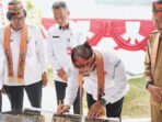 Barito Utara2 Kepala BMKG, Teuku Faisal Fathani saat menandatangani tugu peresmian Gedung Radar Cuaca C-Band Muara Teweh di Stasiun Meteorologi Kelas II Bandara H. Muhammad Sidik, didampingi Sekda Batara, Drs Muhlis dan jajaran, Senin (10/8).