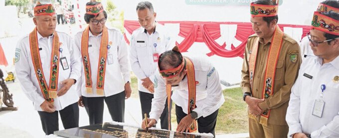 Kepala BMKG, Teuku Faisal Fathani saat menandatangani tugu peresmian Gedung Radar Cuaca C-Band Muara Teweh di Stasiun Meteorologi Kelas II Bandara H. Muhammad Sidik, didampingi Sekda Batara, Drs Muhlis dan jajaran, Senin (10/8).