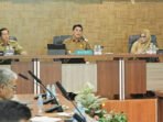Barito Utara2 Bupati Barito Utara H Shalahuddin ST MT didampingi sekda Drs Muhlis dan Asisten III, Hj Annisa Cahyawati pada Rapat Koordinasi Pembahasan Kegiatan Pembangunan Daerah di Ruang Rapat A Setda, Kantor Bupati Barito Utara, Selasa (11/8).