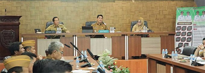 Bupati Barito Utara H Shalahuddin ST MT didampingi sekda Drs Muhlis dan Asisten III, Hj Annisa Cahyawati pada Rapat Koordinasi Pembahasan Kegiatan Pembangunan Daerah di Ruang Rapat A Setda, Kantor Bupati Barito Utara, Selasa (11/8).