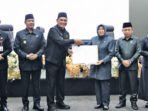 Bupati Barito Utara H Shalahuddin menyerahkan Rancangan Perubahan Kebijakan Umum Anggaran serta Rancangan Perubahan Prioritas dan Plafon Anggaran Sementara APBD Tahun Anggaran 2026 kepada Ketua DPRD Barito Utara Hj Merry Rukaini pada Rapat Paripurna DPRD Barito Utara, Rabu (12/8).