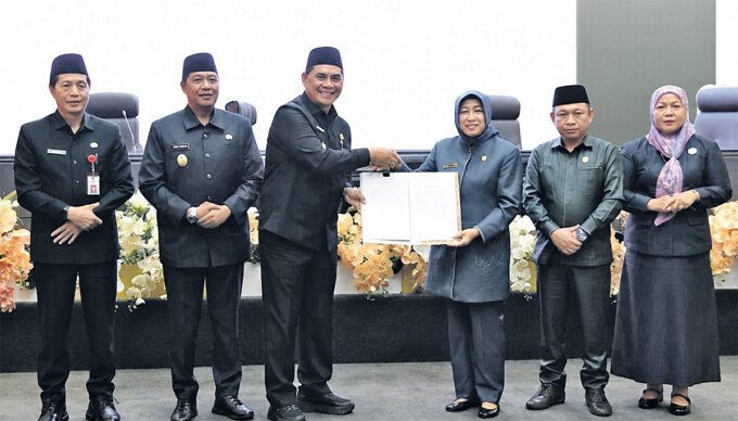 Bupati Barito Utara H Shalahuddin menyerahkan Rancangan Perubahan Kebijakan Umum Anggaran serta Rancangan Perubahan Prioritas dan Plafon Anggaran Sementara APBD Tahun Anggaran 2026 kepada Ketua DPRD Barito Utara Hj Merry Rukaini pada Rapat Paripurna DPRD Barito Utara, Rabu (12/8). Bupati Barito Utara H Shalahuddin menyerahkan Rancangan Perubahan Kebijakan Umum Anggaran serta Rancangan Perubahan Prioritas dan Plafon Anggaran Sementara APBD Tahun Anggaran 2026 kepada Ketua DPRD Barito Utara Hj Merry Rukaini pada Rapat Paripurna DPRD Barito Utara, Rabu (12/8).