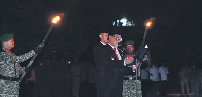 Barito Utara2 Bupati Barito Utara H Shalahuddin ST MT pada saat pelaksanaan Apel Kehormatan di Taman Makam Pahlawan Dharma Persada, Sabtu malam (15/8).