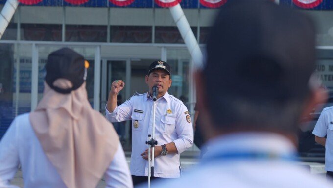 Bupati Barito Utara, H Shalahuddin ST MT memimpin apel pagi, di Halaman Rumah Sakit Umum Daerah (RSUD) Barito Utara, belum lama ini.