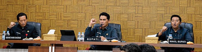 Barito Utara Bupati Barito Utara H Shalahuddin ST MT saat memimpin Rapat Koordinasi SPAM PDAM didampingi Wakil Bupati Barito Utara Felix Sonadie Y Tingan A Md dan Sekertaris Daerah Drs Muhlis di Ruang Rapat A Setda, Kamis (30/7). Rakor tersebut berfokus pada target perbaikan infrastruktur dan penambahan kapasitas air bersih.