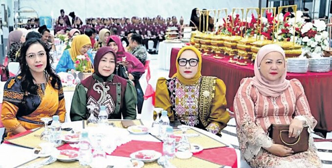 Wakil Ketua II DPRD Kabupaten Barito Utara, Hj Henny Rosgiaty Rusli saat menghadiri acara Resepsi Kenegaraan di Gedung Balai Antang, Muara Teweh, pada Senin malam (17/8). Wakil Ketua II DPRD Kabupaten Barito Utara, Hj Henny Rosgiaty Rusli saat menghadiri acara Resepsi Kenegaraan di Gedung Balai Antang, Muara Teweh, pada Senin malam (17/8).