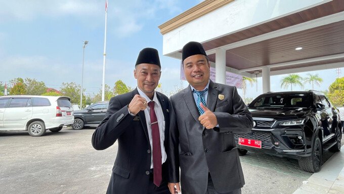 DPRD Gunung Mas Anggota DPRD Gunung Mas Hermanto bersama Direktur RSUD Kuala Kurun Heriyanto saat menghadiri rapat di gedung dewan, Jumat (14/8).