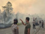Kapolres Gunung Mas AKBP Arum Sari Puspita Dewi memimpin langsung personel dalam penanganan kebakaran di Jalan Lintas Kurun-Tewah, Selasa (18/8).
