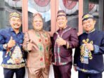 Anggota DPRD Gunung Mas, Darwinson Concon (dua dari kiri) bersama koleganya saat berfose bersama rekannya dalam kegiataTerus Serap Aspirasi Wargan HUT Gunung Mas, beberapa waktu lalu.