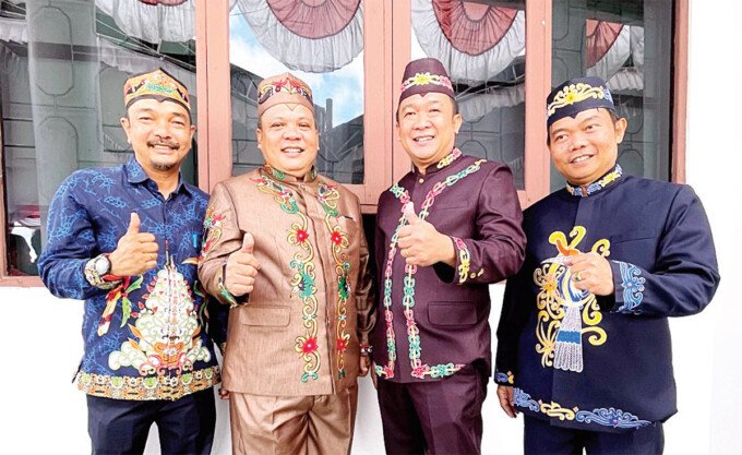 DPRD Gunung Mas2 Anggota DPRD Gunung Mas, Darwinson Concon (dua dari kiri) bersama koleganya saat berfose bersama rekannya dalam kegiataTerus Serap Aspirasi Wargan HUT Gunung Mas, beberapa waktu lalu.