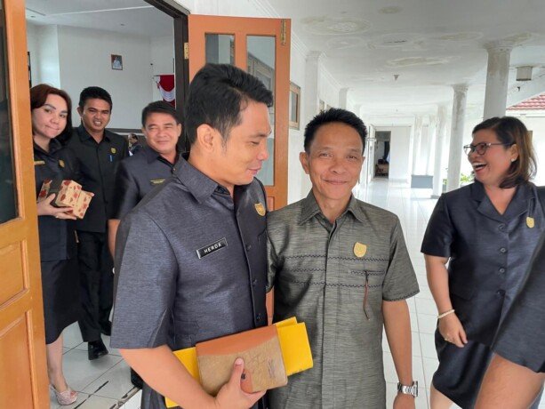 DPRD Gunung Mas3 Wakil Ketua DPRD Gunung Mas, Espriadi saat bertemu dengan koleganya di kantor dewan setempat.