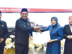 Bupati Barito Utara H Shalahuddin bersama Ketua DPRD Barito Utara Hj Mery Rukaini menyetujui Nota Kesepakatan Rancangan Perubahan KUA serta Rancangan Perubahan PPAS APBD 2026 di Ruang Rapat Paripurna DPRD setempat, Kamis (20/8). Bupati Barito Utara H Shalahuddin bersama Ketua DPRD Barito Utara Hj Mery Rukaini menyetujui Nota Kesepakatan Rancangan Perubahan KUA serta Rancangan Perubahan PPAS APBD 2026 di Ruang Rapat Paripurna DPRD setempat, Kamis (20/8).