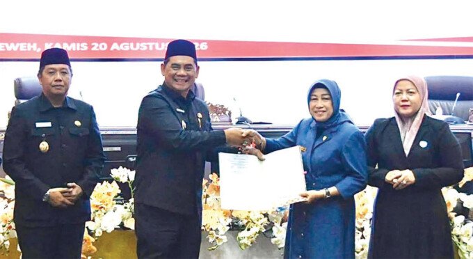 Bupati Barito Utara H Shalahuddin bersama Ketua DPRD Barito Utara Hj Mery Rukaini menyetujui Nota Kesepakatan Rancangan Perubahan KUA serta Rancangan Perubahan PPAS APBD 2026 di Ruang Rapat Paripurna DPRD setempat, Kamis (20/8).
