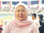 Wakil Ketua II DPRD Kabupaten Barito Utara yang juga merupakan Ketua Umum KONI Barito Utara Hj Henny Rosgiaty Rusli saat menyaksikan pentandingan Turnamen Futsal Bupati Cup 2026 di Arena Terbuka Tiara Batara, Minggu (2/8) lalu.