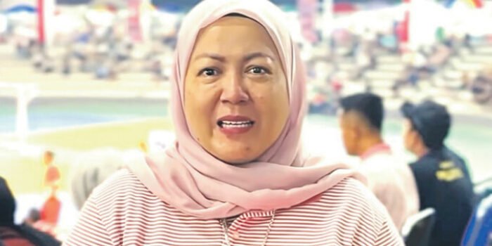 Wakil Ketua II DPRD Kabupaten Barito Utara yang juga merupakan Ketua Umum KONI Barito Utara Hj Henny Rosgiaty Rusli saat menyaksikan pentandingan Turnamen Futsal Bupati Cup 2026 di Arena Terbuka Tiara Batara, Minggu (2/8) lalu. Wakil Ketua II DPRD Kabupaten Barito Utara yang juga merupakan Ketua Umum KONI Barito Utara Hj Henny Rosgiaty Rusli saat menyaksikan pentandingan Turnamen Futsal Bupati Cup 2026 di Arena Terbuka Tiara Batara, Minggu (2/8) lalu.