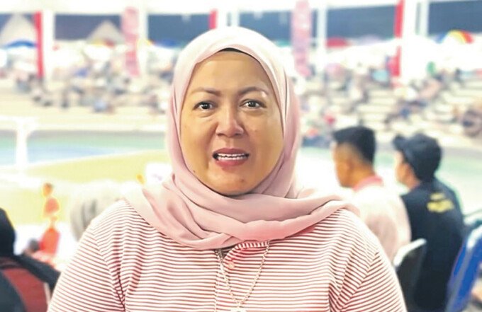 Wakil Ketua II DPRD Kabupaten Barito Utara yang juga merupakan Ketua Umum KONI Barito Utara Hj Henny Rosgiaty Rusli saat menyaksikan pentandingan Turnamen Futsal Bupati Cup 2026 di Arena Terbuka Tiara Batara, Minggu (2/8) lalu. Wakil Ketua II DPRD Kabupaten Barito Utara yang juga merupakan Ketua Umum KONI Barito Utara Hj Henny Rosgiaty Rusli saat menyaksikan pentandingan Turnamen Futsal Bupati Cup 2026 di Arena Terbuka Tiara Batara, Minggu (2/8) lalu.