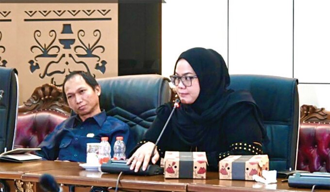AKTIF: Anggota DPRD Kabupaten Barito Utara, Wardatun Nur Jamilah saat mengikuti rapat belum lama ini.