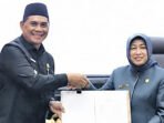 Bupati Barito Utara H. Shalahuddin menyerahkan Rancangan Perubahan KUA serta PPAS APBD Tahun Anggaran 2026 kepada Ketua DPRD Barito Utara, Hj Mery Rukaini, di Aula Gedung DPRD Barito Utara, Rabu (12/8). Bupati Barito Utara H. Shalahuddin menyerahkan Rancangan Perubahan KUA serta PPAS APBD Tahun Anggaran 2026 kepada Ketua DPRD Barito Utara, Hj Mery Rukaini, di Aula Gedung DPRD Barito Utara, Rabu (12/8).