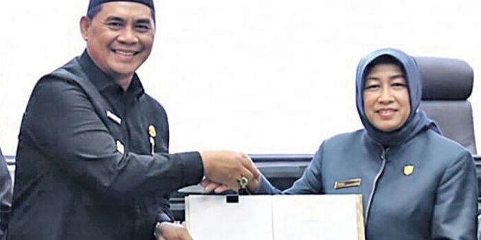 Bupati Barito Utara H. Shalahuddin menyerahkan Rancangan Perubahan KUA serta PPAS APBD Tahun Anggaran 2026 kepada Ketua DPRD Barito Utara, Hj Mery Rukaini, di Aula Gedung DPRD Barito Utara, Rabu (12/8). Bupati Barito Utara H. Shalahuddin menyerahkan Rancangan Perubahan KUA serta PPAS APBD Tahun Anggaran 2026 kepada Ketua DPRD Barito Utara, Hj Mery Rukaini, di Aula Gedung DPRD Barito Utara, Rabu (12/8).