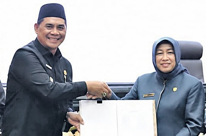 Bupati Barito Utara H. Shalahuddin menyerahkan Rancangan Perubahan KUA serta PPAS APBD Tahun Anggaran 2026 kepada Ketua DPRD Barito Utara, Hj Mery Rukaini, di Aula Gedung DPRD Barito Utara, Rabu (12/8).