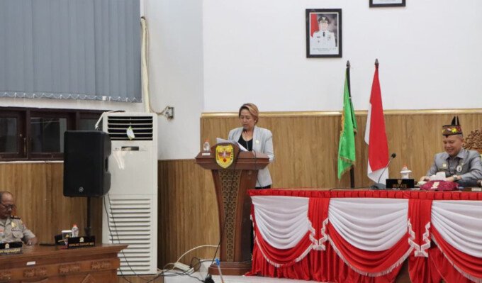 Anggota DPRD Gunung Mas Iceu Purnamasari saat membacakan laporan Banggar di Gedung DPRD Gumas, Selasa (11/8).
