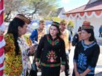 DPRD Kabupaten Gunung Mas Anggota DPRD Gunung Mas, Cici Susilawati saat menghadiri kegiatan HUT di depan kantor bupati setempat.