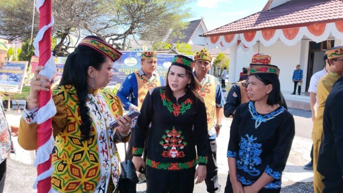 Anggota DPRD Gunung Mas, Cici Susilawati saat menghadiri kegiatan HUT di depan kantor bupati setempat.