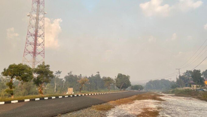 DPRD Kabupaten Gunung Mas2 Tampak kabut asap di Kota Kuala Kurun mulai pekat, Jumat (7/8).