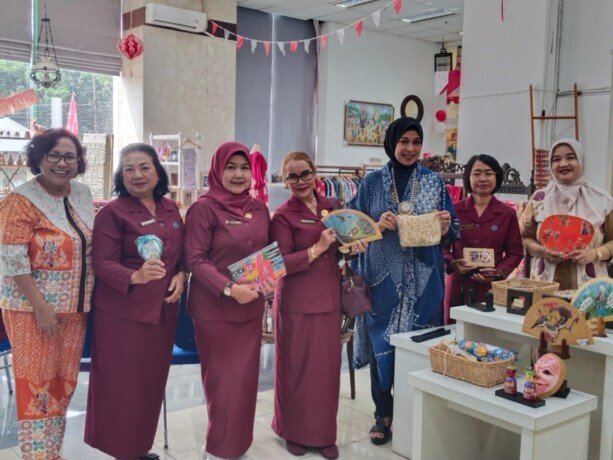 Ketua Fisdawan DPRD Kalteng, Apristini Arton S Dohong, bersama Ketua DWP Sekretariat DPRD Kalteng, Fitri Pajarudinnor, beserta jajaran saat mengunjungi Museum Batik Indonesia di kawasan Taman Mini Indonesia Indah (TMII), Jakarta, Sabtu (8/8).