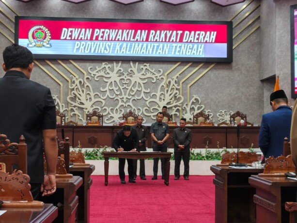 Wakil Gubernur Kalteng, Edy Pratowo, bersama Ketua DPRD Kalteng Arton S Dohong menandatangani Nota Kesepakatan KUA-PPAS APBD 2027 dalam Rapat Paripurna DPRD setempat, Selasa (19/8).
