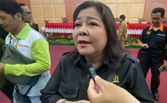 DPRD Kota Palangka Raya Wakil Ketua II DPRD Kota Palangka Raya, Nenie Adriati Lambung.